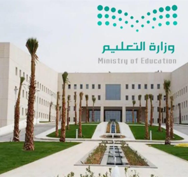 شاحنة تتسبب بتلفيات كبيرة بجهاز الرصد الآلي بطريق آحد ثربان
