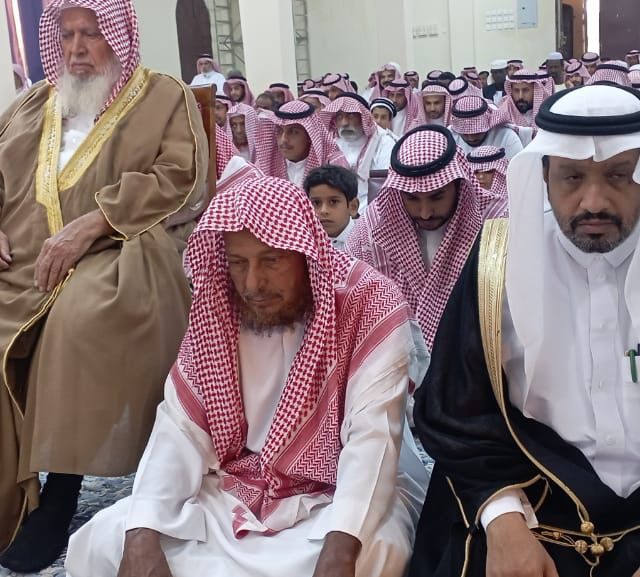 محافظ المجاردة يهنئ القيادة الرشيدة بعيد الأضحى المبارك ويتقدم المصلين في صلاة العيد ويعايد المرضى