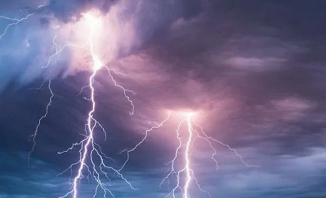 الدفاع المدني يحذر من الاقتراب من مجاري السيول