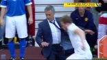بالفيديو … مورينيو يقتحم الملعب ويعرقل لاعباً!