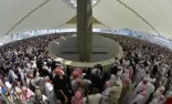 حجاج بيت الله الحرام يرمون الجمرات في ثاني أيام التشريق