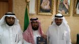 الأستاذ والشيخ .محمد بن أحمد الربعي يهدي أ/هاشم الحياني مدير تعليم محائل نسخة من شهادة الماجستير اليوم