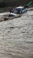 سيل وادي حوية يجرف مركبة احد المواطنين