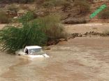 سيل وادي سران يجرف مركبة احد المواطنين
