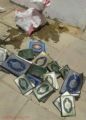 العثور علی مصاحف ملقاة في حفرة صرف صحي