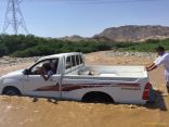 بالصور جرف واحتجاز مركبات طلاب وطالبات قرى نصبة وقحفن بمركز جمعة ربيعة والأهالي .نطالب التعليم محائل بأستحداث مدارس أبنائنا في خطر