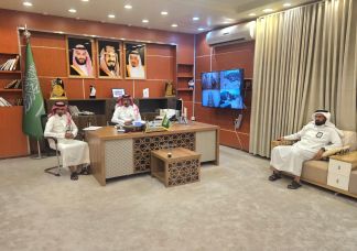 محافظ بارق يترأس ثلاثة اجتماعات تنموية لتعزيز البنية التحتية ودعم الشراكات الإستراتيجية