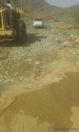 بالصور مكتب الخدمات بجمعة ربيعة يعمل على فتح طريق سيالة والسليم بعد انقطاع الطريق بسبب الأمطار والسيول